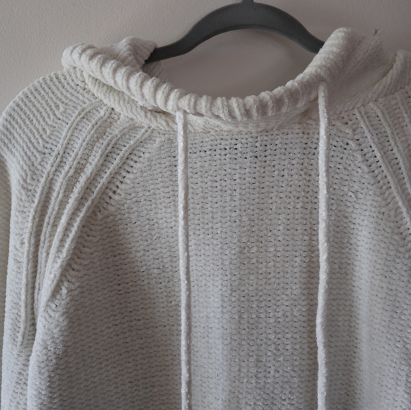 GAP Cozy White Knitted Sweater - Picture 2 of 10